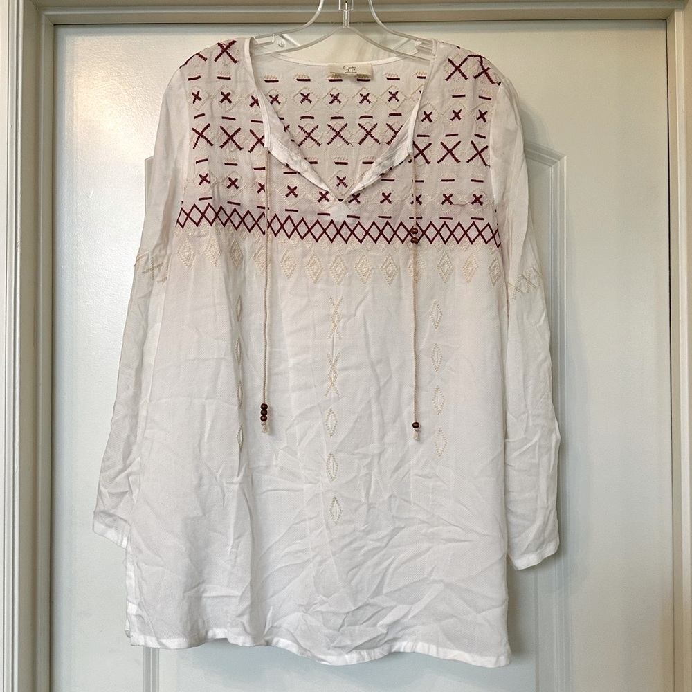 Adorable tunic top with embroidery - perfect condition! ♥️✨